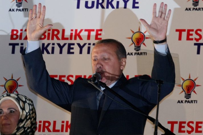 Erdogan forsætisráðherra fagnar sigri. Mynd/AP