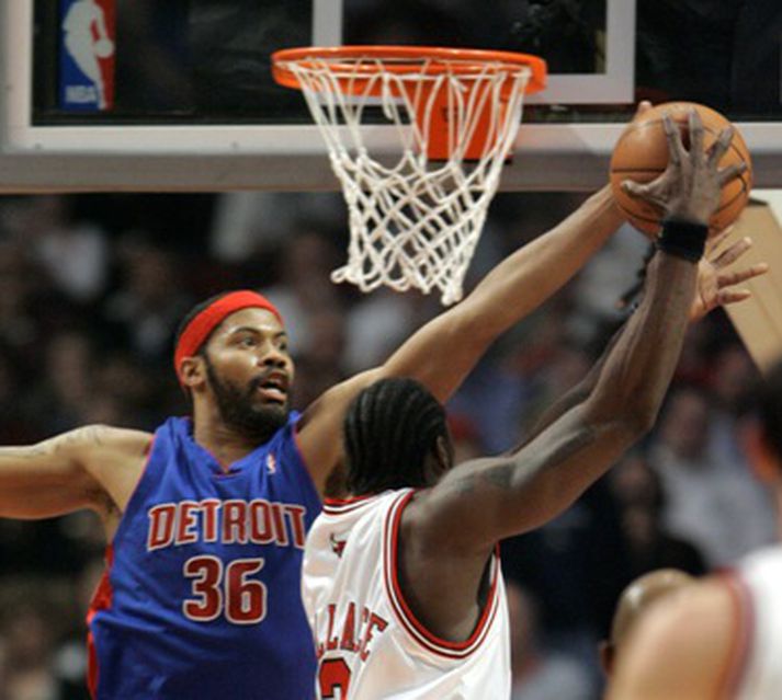 Rasheed Wallace stöðvar Ben Wallace í leik Pistons og Bullsí gær.