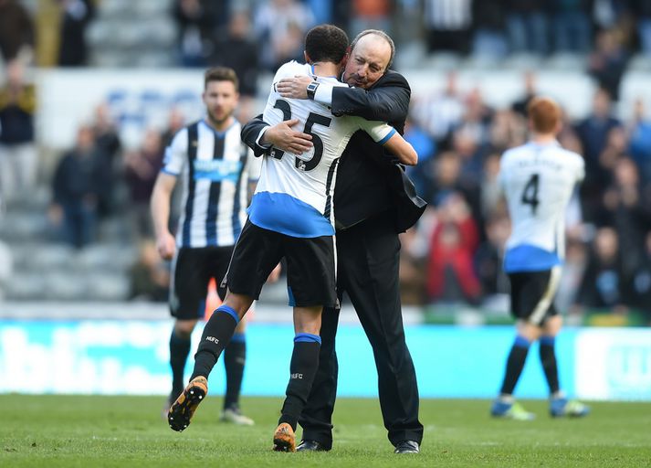 Rafael Benitez fagnar öðrum af tveimur sigrum sínum sem stjóri Newcastle.