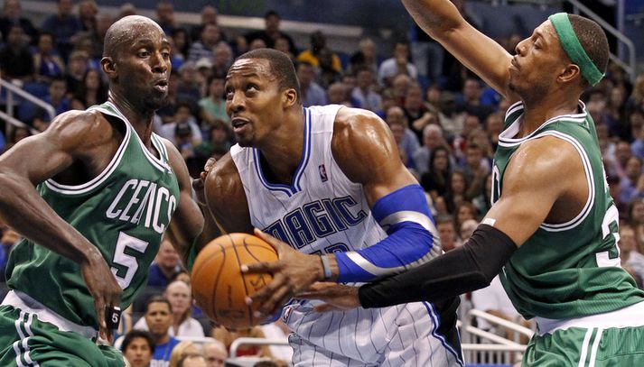 Dwight Howard í baráttunni við Kevin Garnett og Paul Pierce.