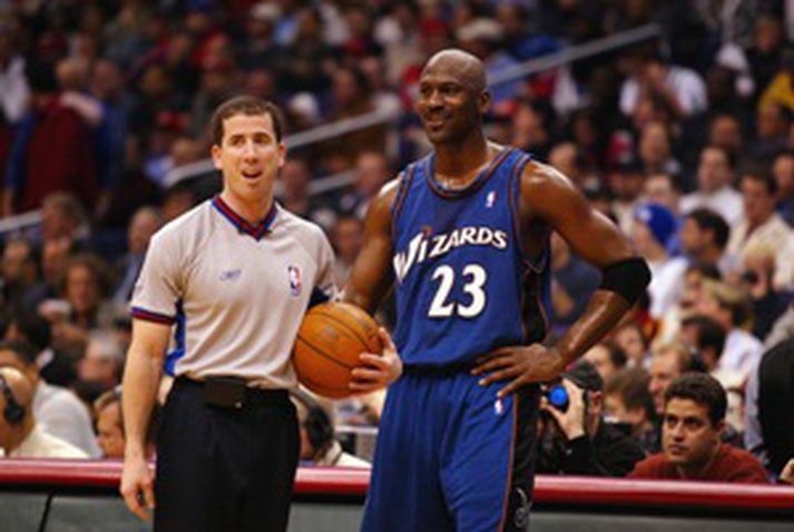 Tim Donaghy spjallar hér við Michael Jordan.