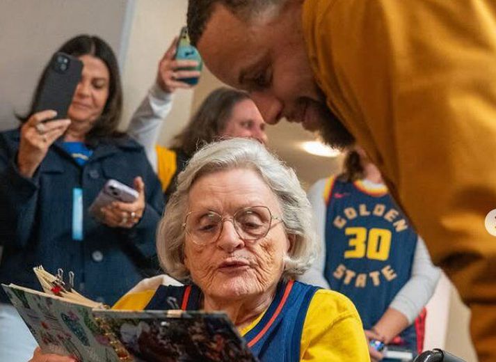 Kitty Ford sýnir Steph Curry minnisbókina frægu.