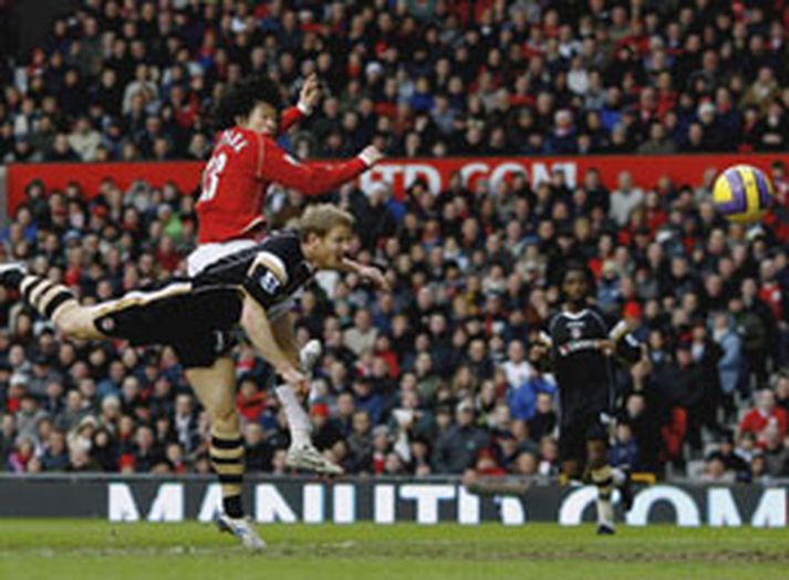 Ji-Sung Park sést hér koma Man. Utd. yfir í leik liðsins gegn Charlton á Old Trafford í dag. Markið skoraði Park með góðum skalla.