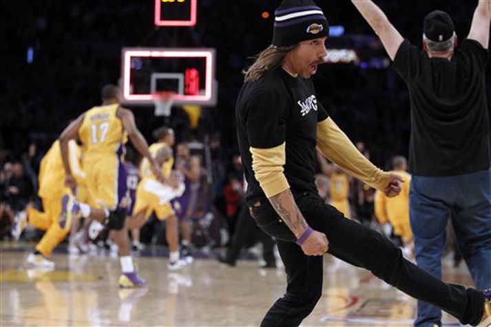 Anthony Kiedis, söngvari Red Hot Chili Peppers ærðist af fögnuði í nótt eins og leikmenn Lakers.