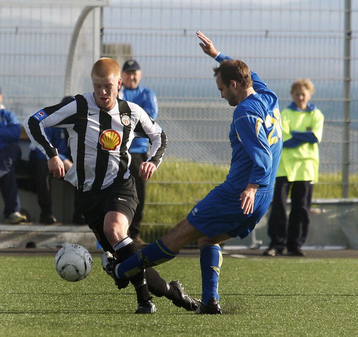 Baldur Sigurðsson KR-ingur hér í baráttu við fyrrum KR-inginn, Sigurvin Ólafsson.