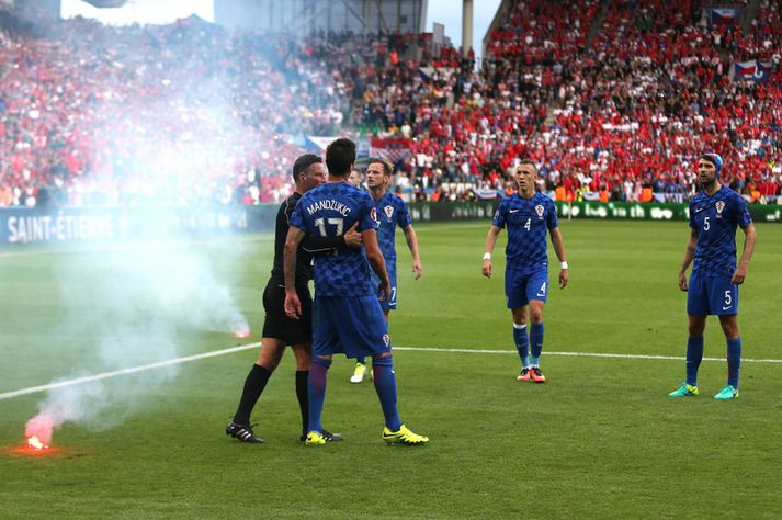 Mark Clattenburg ræðir við króatísku leikmennina.