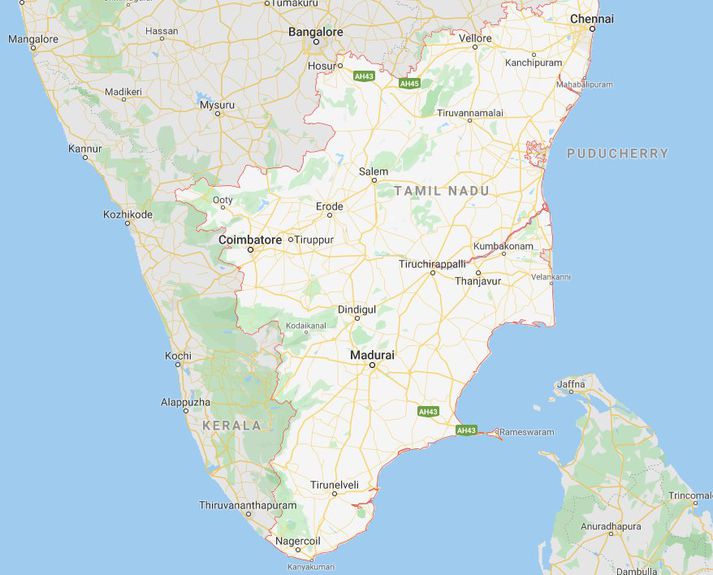 Drengurinn situr fastur í brunni í Tamil Nadu héraði.