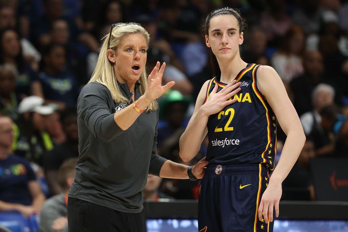 Stórstjarnan Caitlin Clark fær nýjan þjálfara því Christie Sides var í gær rekin sem þjálfari Indiana Fever.