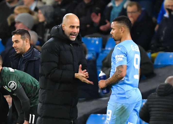 Pep Guardiola gefur hér Gabriel Jesus fyrirmæli í Meistaradeildarleik.