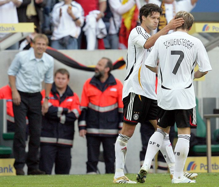 Michael Ballack og Bastian Schweinsteiger fagna hér einu þriggja þýskra marka.