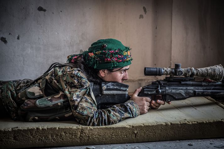 Leyniskytta SDF horfir yfir Raqqa.