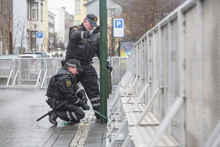 Talsverður fjöldi fólks mótmælti fyrir framan Alþingishúsið í gær þrátt fyrir ofsaveður.