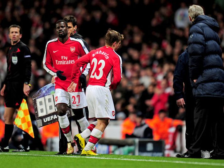 Andrei Arshavin fer hér af velli á 27. mínútu í gær.