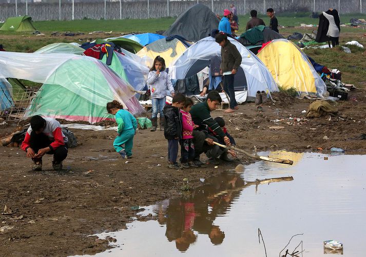 Flóttamannabörn að leik í búðum í Idomeni í norðanverðu Grikklandi, steinsnar frá landamærunum að Makedóníu í gær. Hömlur sem settar hafa verið á för flótta- og förufólks svokallaða "Balkan-leið“, sem flestir hafa farið á leið sinni frá Miðausturlöndum til Evrópusambandslanda, hafa orðið til þess að þúsundir flóttafólks eru fastar í Grikklandi.