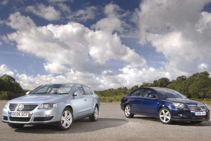 Volkswagen Passat og Toyota Avensis.