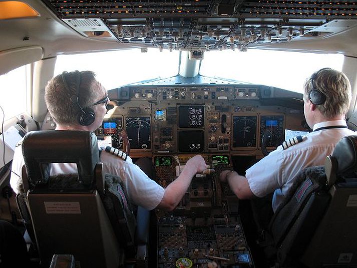 Á flugi Flugstjórarnir Baldvin Birgisson og Þórhallur Haukur Reynisson á reynsluflugi í nýuppgerðum stjórnklefa í Boeing 757.Mynd/Icelandair