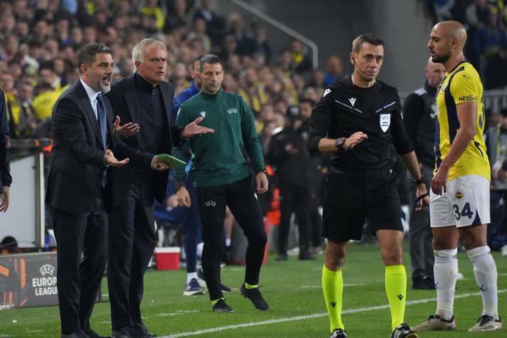 José Mourinho forviða eftir að Clement Turpin rak hann út af.