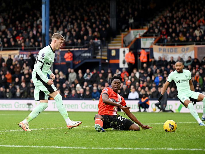 Cole Palmer sést hér skora sitt annað mark og þriðja mark Chelsea í leiknum í dag.