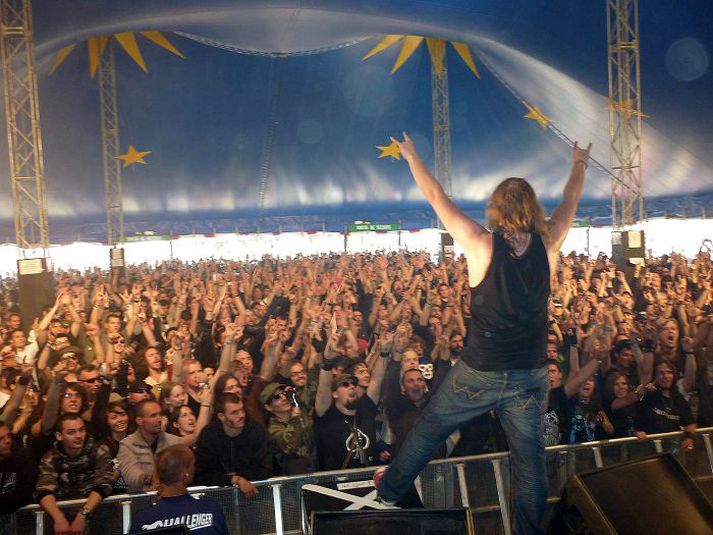 Jens Ólafsson, söngvari Brain Police, stendur á sviðinu fyrir framan áhorfendaskarann á Hellfest.