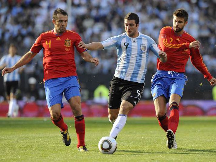 Gonzalo Higuain er hér sloppinn framhjá þeim Carlos Marchena (til vinstri) og Gerard Pique