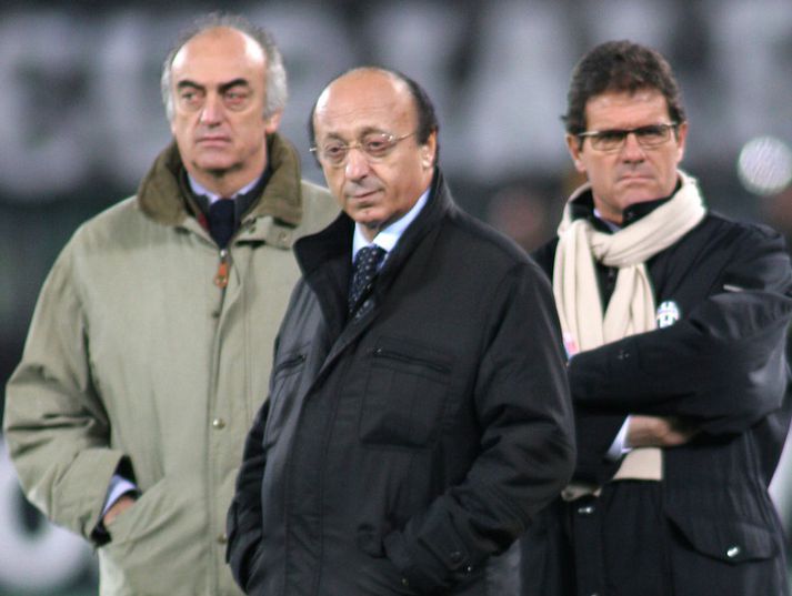 Moggi fyrir miðju ásamt fyrrverandi stjóra Juventus Fabio Capello