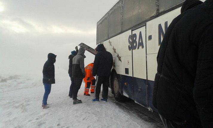 Stjörnumenn tóku keðjurnar af dekkjunum eftir að hafa keyrt í mikilli hálkku á Holtavörðuheiði.