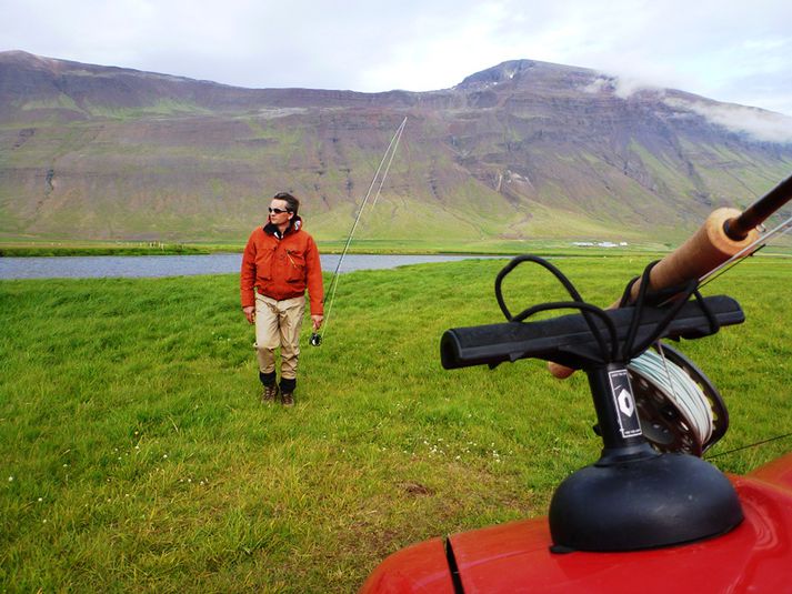 Veiðimaður á bökkum Vatnsdalsár.