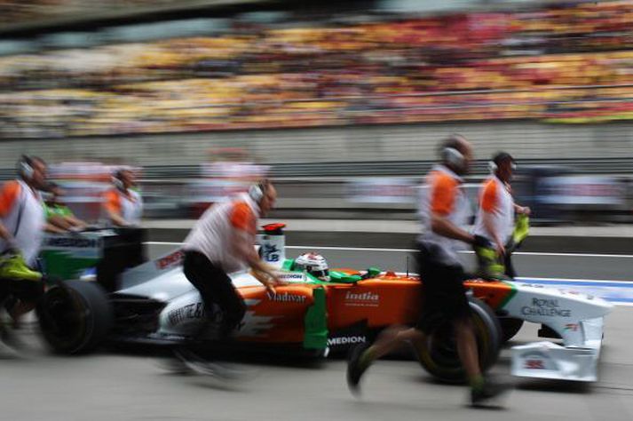 Adrian Sutil ásamt starfsmönnum Force India í tímatökunni í Sjanghæ í Kína.