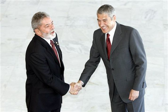 Luiz Lula da Silva, forseti Brasilíu (tv.), heilsar Jose Socrates, forsætisráðherra Portúgals.