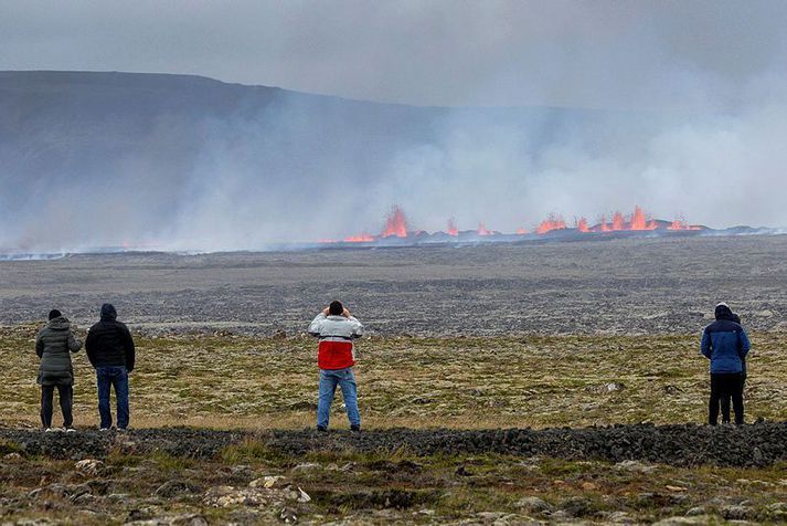 Fjöldi ferðamanna hefur lagt leið sína á gosstöðvarnar undanfarna daga. Sumir taka myndir úr lofti með dróna.