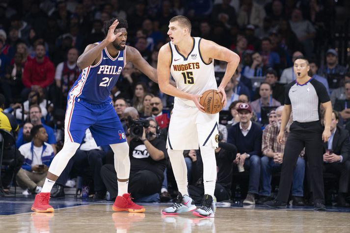 Joel Embiid og Nikola Jokic leiða saman hesta sína í kvöld.