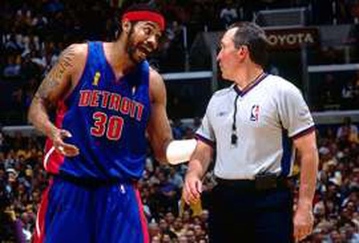 Rasheed Wallace er hér í kunnuglegri stöðu - að rífast við dómara. Hann mun væntanlega reyna að draga í land með þá iðju í vetur.