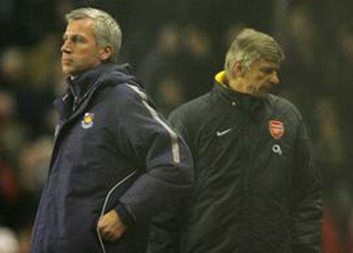 Alan Pardew og Arsene Wenger deila hart í fjölmiðlum þessa dagana