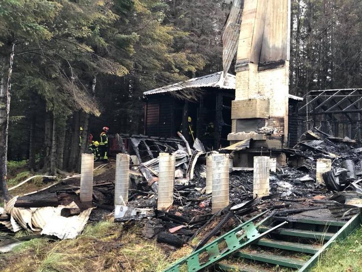 Tvö hús brunnu til grunna í gær, annað um 150 fermetrar og hitt um 20 fermetrar.