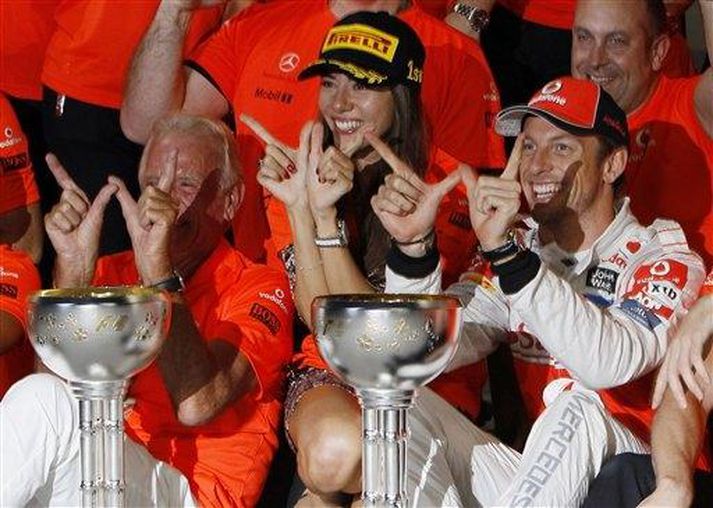 Jenson Button fagnar ásamt kærustu sinni, hinni japönsku Jessicu Michibata, föður sínum John og liðsmönnum McLaren í gær.