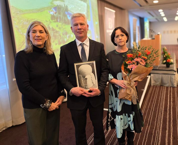 Bændurnir á Brúnastöðum í Fljótum í Skagafirði eða þau Stefanía Hjördís Leifsdóttir og Jóhannes Ríkharðsson, sem fengu landbúnaðarverðlaunin 2025, hér með Hönnu Katrínu ráðherra, sem afhenti verðlaunin.