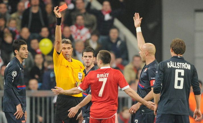 Franck Ribery fær hér að líta rauða spjaldið gegn Lyon.