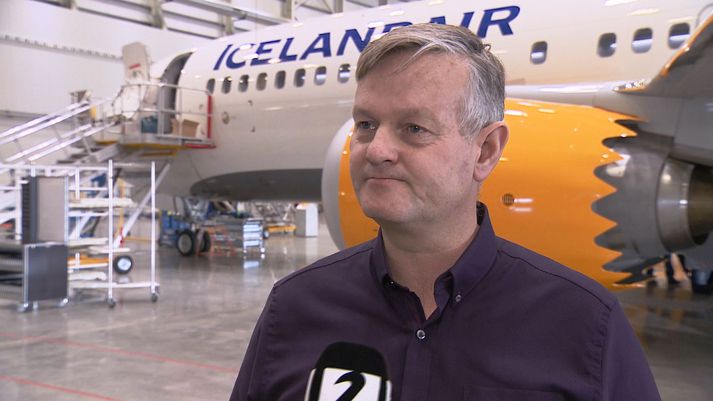 Haukur Reynisson, flugrekstrarstjóri Icelandair, við nýju Boeing 737 MAX þotuna.
