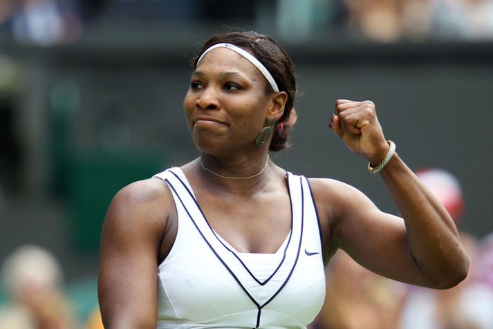 Serena Williams felldi tár að loknum sigri sínum í 1. umferð Wimbledon