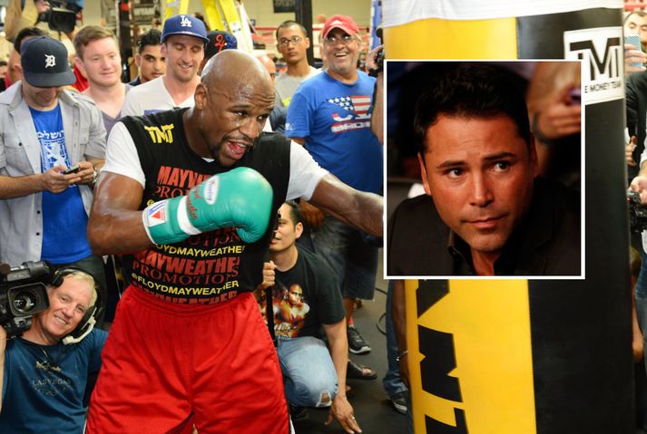 Mayweather til vinstri og Oscar de la Hoya til hægri.