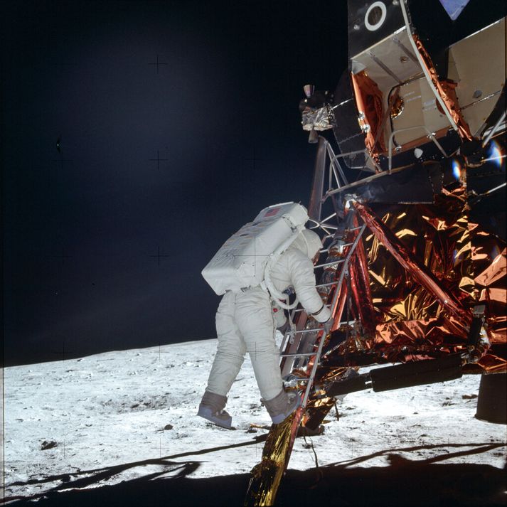 Buzz Aldrin fetar sig niður stigann úr Erninum. Hann var annar maðurinn til að stíga fæti á tunglið á eftir Neil Armstrong.