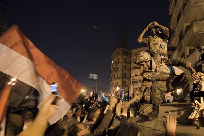 Fagnað á Tahrir-torgi. Hermenn tóku virkan þátt í fagnaðarlátunum.
nordicphotos/AFP