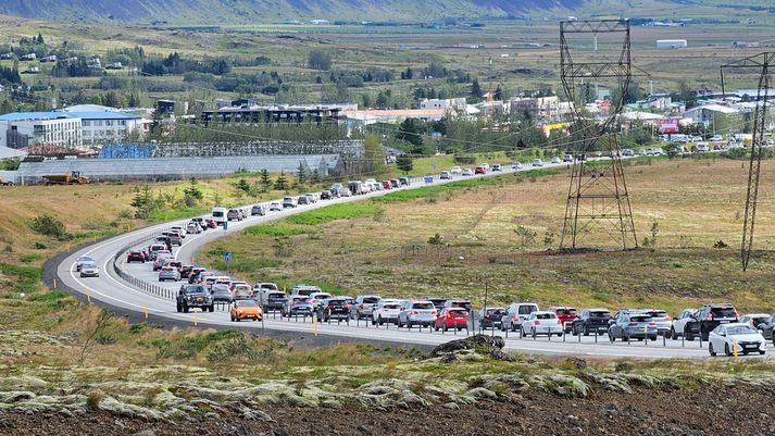 Bílaröðin færist hægt niður Kambana, enda margir sem eru sólgnir í ís og annað góðgæti sem verður í boði í Hveragerði.