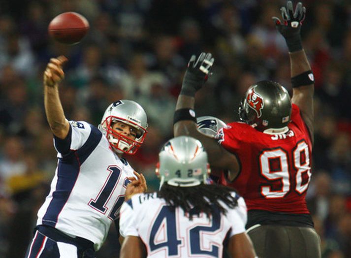 Tom Brady kom Patriots í úrslitakeppnina.