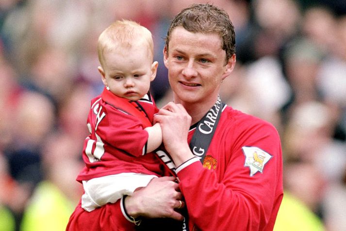 Ole Gunnar Solskjær með Noah son sinn eftir að hann varð Englandsmeistari með Manchester United árið 2001. Það var fjórði meistaratitilinn af sex sem Ole Gunnar vann með Manchester United.