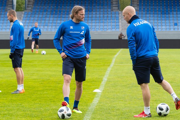 Birkir Bjarnason og Emil Hallfreðsson á landsliðsæfingu. Þeir búa á Ítalíu þar sem kórónaveiran hefur dreifst hratt.