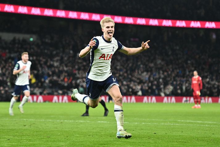 Lucas Bergvall fagnar hér sigurmarki Tottenham í kvöld.