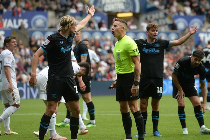 Stefán Teitur ræðir við dómara leiks Swansea City og Preston North End.