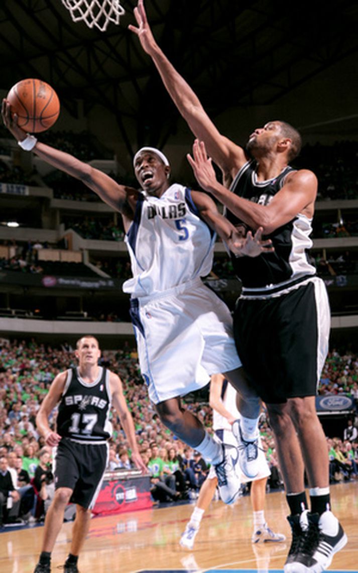 Josh Howard kemst hér framhjá Tim Duncan.