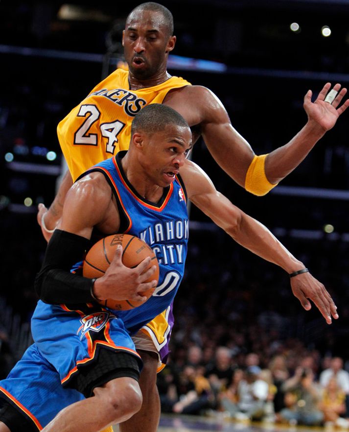 Kobe Bryant, LA Lakers og Russell Westbrook leikstjórnandi Oklahoma í Staple Center í gær.